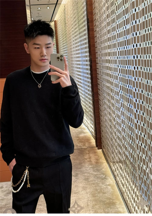 Louis Vuitton 루이비통 24FW 엠브로이더드 시그니처 메리노 크루넥 1AFIXC 레플리카 3번 이미지 - 의류 | 세미샵 레플리카 사이트