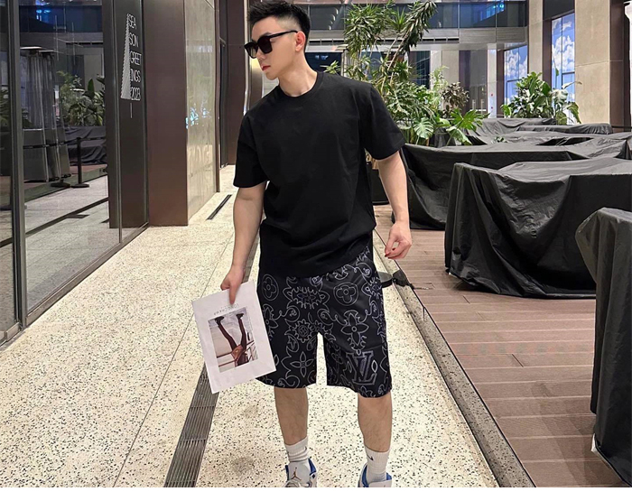 Louis Vuitton 루이비통 LV 아라베스크 모노그램 프린트 슬리브드 실크 반바지 레플리카 3번 이미지 - 의류 | 세미샵 레플리카 사이트