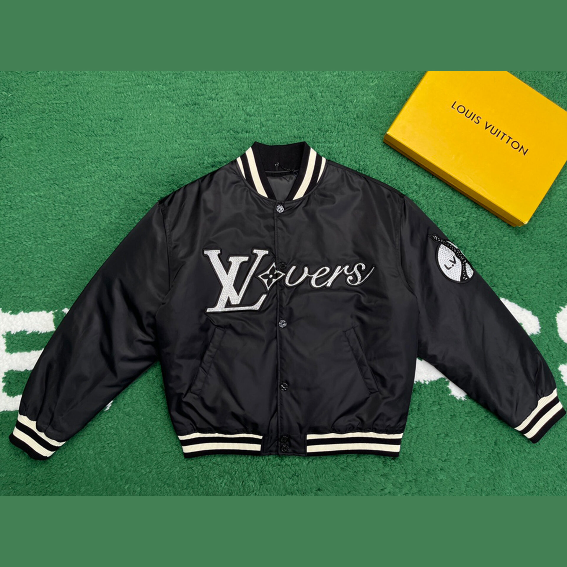 Louis Vuitton 24SS루이비통 엠브로이더드 나일론 베이스볼 블루종 점퍼 블랙 레플리카 1번 이미지 - 의류 | 세미샵 레플리카 사이트