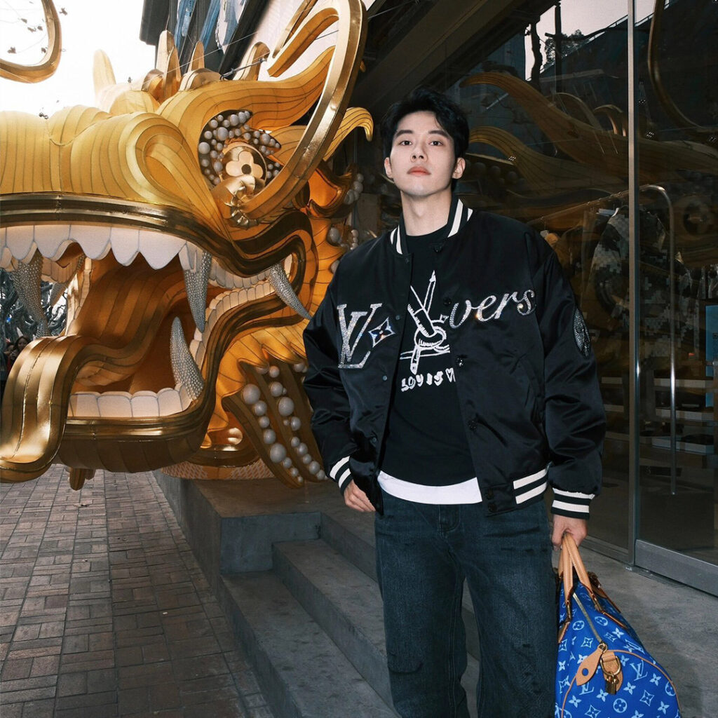 Louis Vuitton 24SS루이비통 엠브로이더드 나일론 베이스볼 블루종 점퍼 블랙 레플리카 3번 이미지 - 의류 | 세미샵 레플리카 사이트