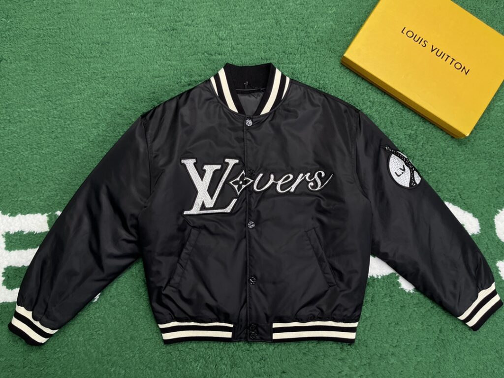 Louis Vuitton 24SS루이비통 엠브로이더드 나일론 베이스볼 블루종 점퍼 블랙 레플리카 4번 이미지 - 의류 | 세미샵 레플리카 사이트