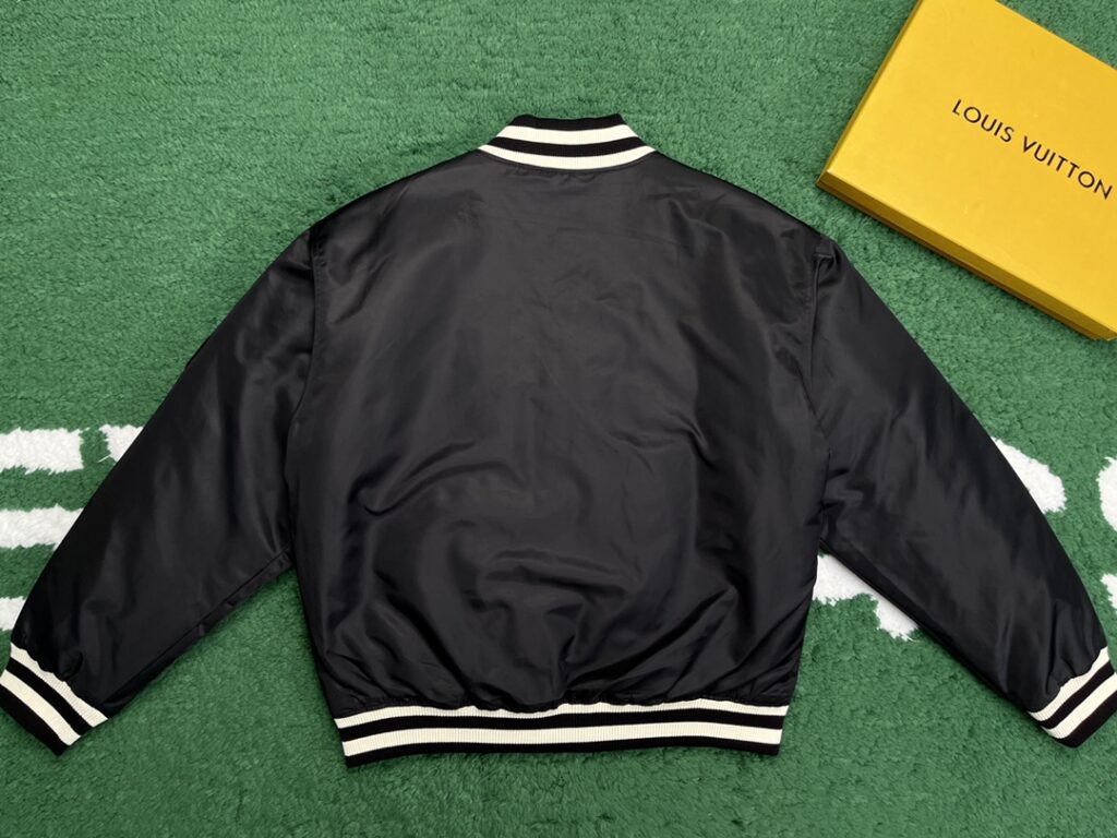 Louis Vuitton 24SS루이비통 엠브로이더드 나일론 베이스볼 블루종 점퍼 블랙 레플리카 5번 이미지 - 의류 | 세미샵 레플리카 사이트