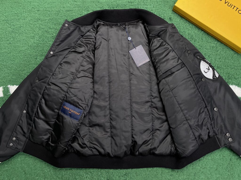 Louis Vuitton 24SS루이비통 엠브로이더드 나일론 베이스볼 블루종 점퍼 블랙 레플리카 6번 이미지 - 의류 | 세미샵 레플리카 사이트