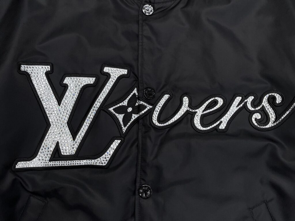 Louis Vuitton 24SS루이비통 엠브로이더드 나일론 베이스볼 블루종 점퍼 블랙 레플리카 8번 이미지 - 의류 | 세미샵 레플리카 사이트