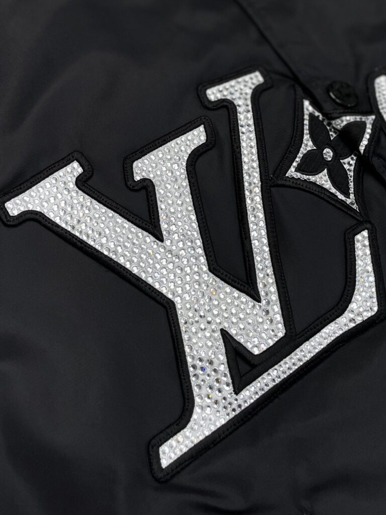 Louis Vuitton 24SS루이비통 엠브로이더드 나일론 베이스볼 블루종 점퍼 블랙 레플리카 9번 이미지 - 의류 | 세미샵 레플리카 사이트