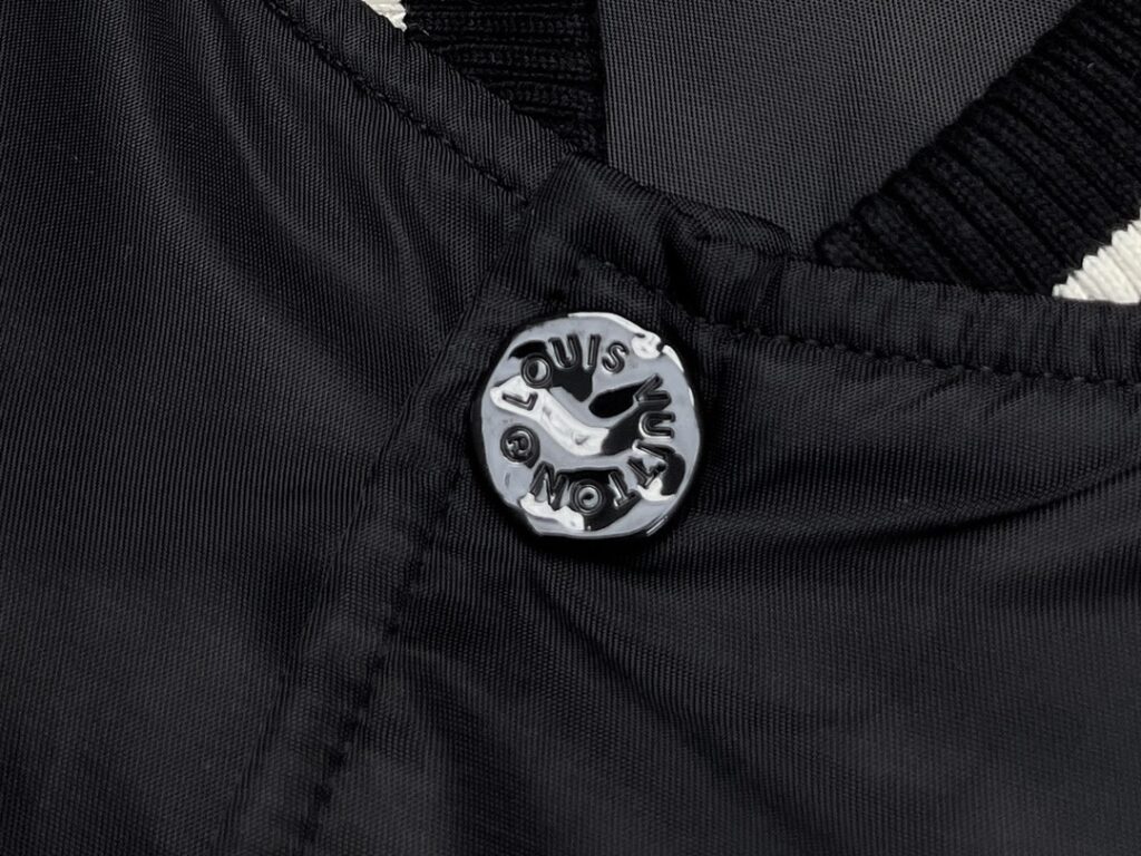 Louis Vuitton 24SS루이비통 엠브로이더드 나일론 베이스볼 블루종 점퍼 블랙 레플리카 11번 이미지 - 의류 | 세미샵 레플리카 사이트