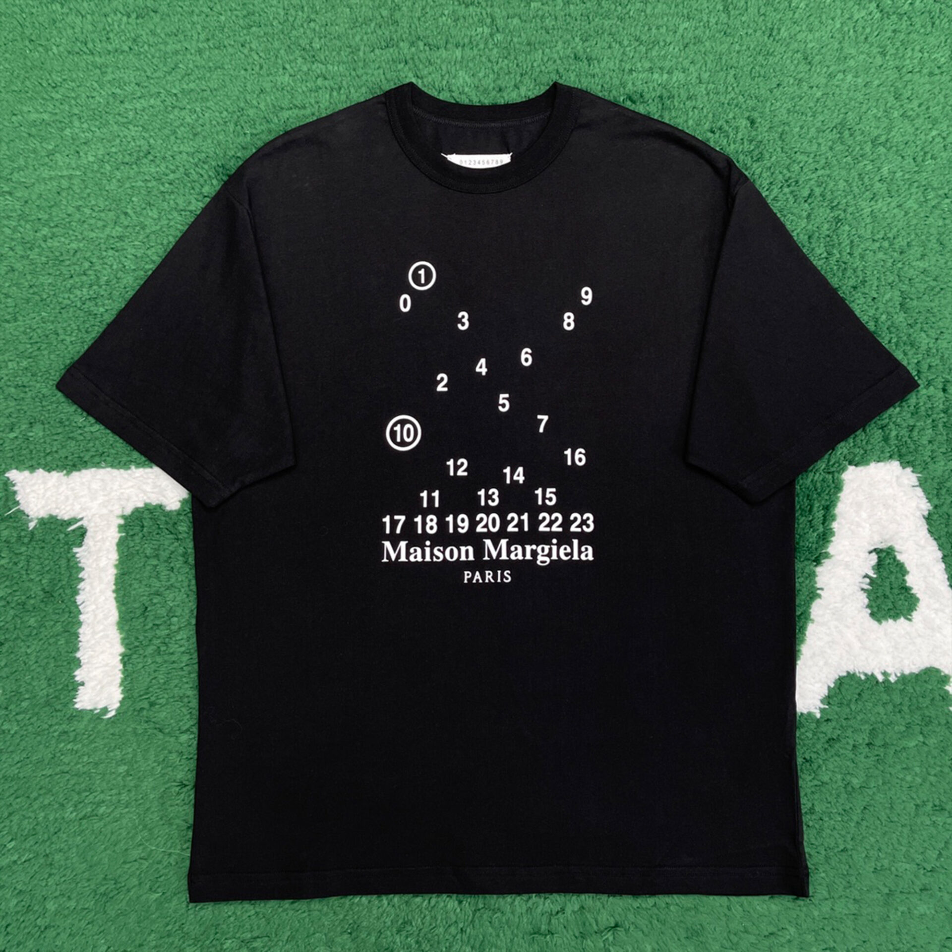 Maison Margiela 마르지엘라 24SS 뉴메릭 로고 반팔 티셔츠 블랙 레플리카 1번 이미지 - 의류 | 세미샵 레플리카 사이트