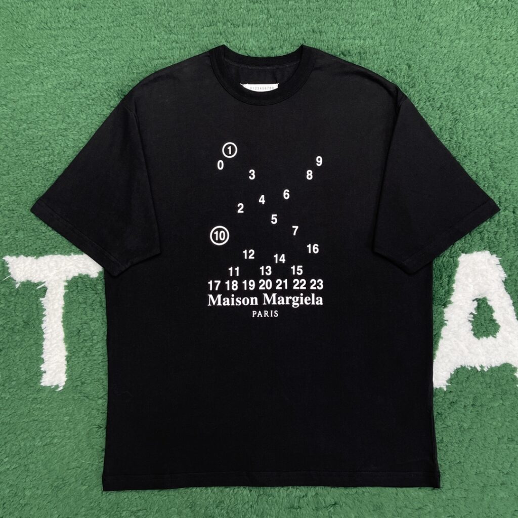 Maison Margiela 마르지엘라 24SS 뉴메릭 로고 반팔 티셔츠 블랙 레플리카 3번 이미지 - 의류 | 세미샵 레플리카 사이트
