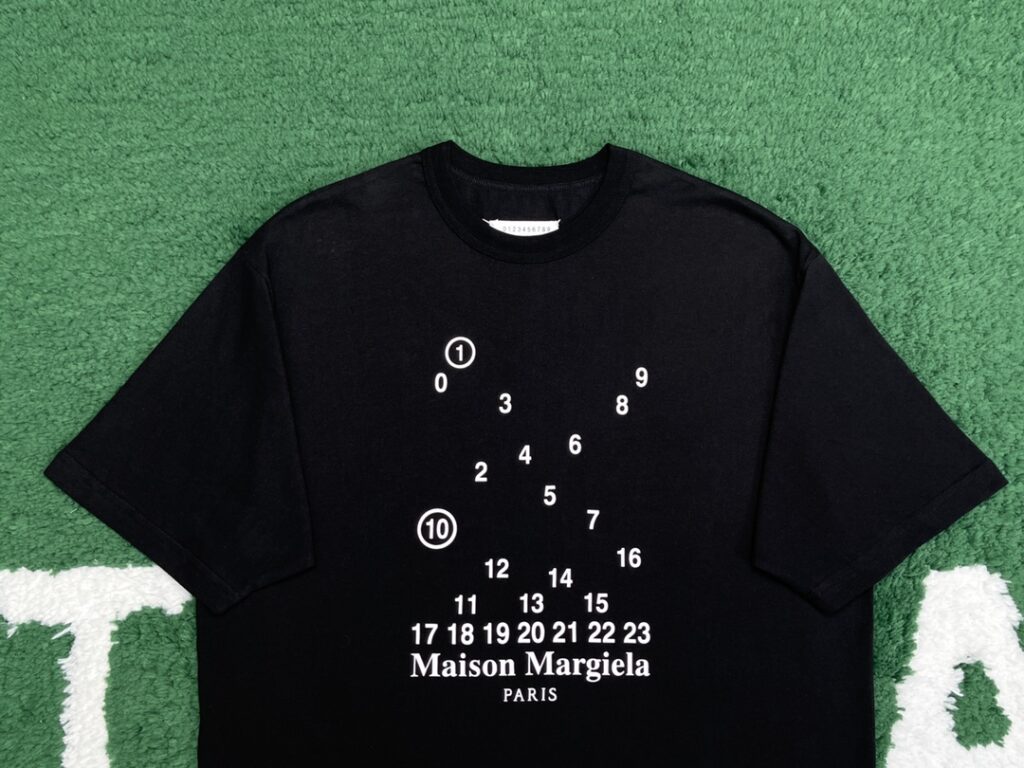 Maison Margiela 마르지엘라 24SS 뉴메릭 로고 반팔 티셔츠 블랙 레플리카 5번 이미지 - 의류 | 세미샵 레플리카 사이트