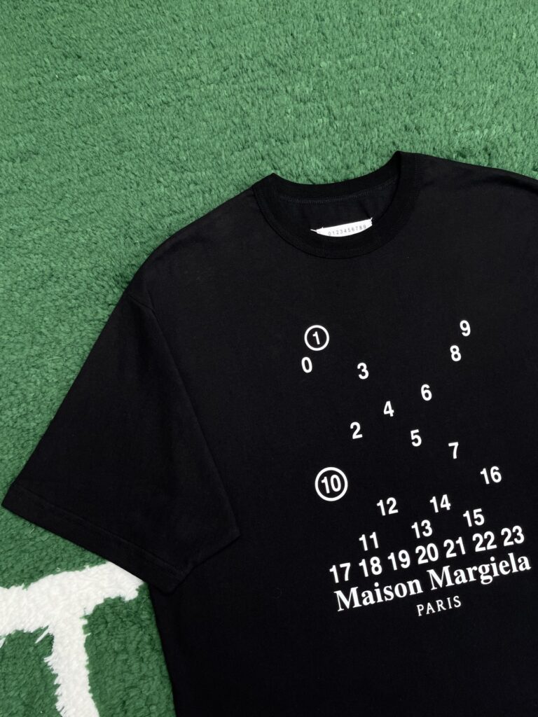 Maison Margiela 마르지엘라 24SS 뉴메릭 로고 반팔 티셔츠 블랙 레플리카 6번 이미지 - 의류 | 세미샵 레플리카 사이트
