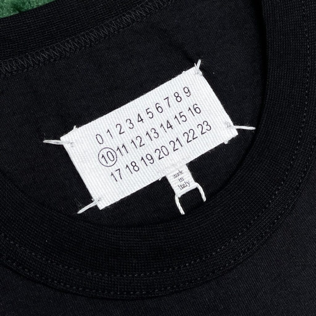 Maison Margiela 마르지엘라 24SS 뉴메릭 로고 반팔 티셔츠 블랙 레플리카 7번 이미지 - 의류 | 세미샵 레플리카 사이트