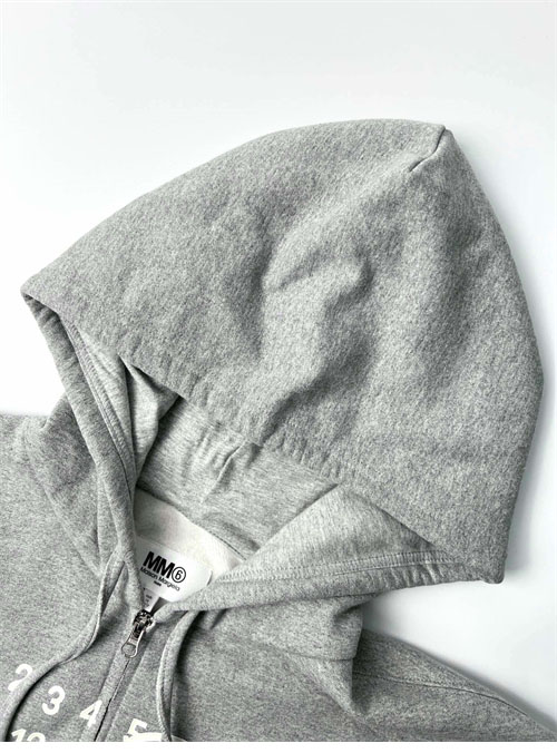 Maison Margiela 메종마르지엘라 MM6 넘버드 로고 프린트 반집업 후디 레플리카 13번 이미지 - 의류 | 세미샵 레플리카 사이트