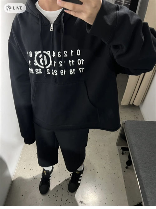 Maison Margiela 메종마르지엘라 MM6 넘버드 로고 프린트 반집업 후디 레플리카 23번 이미지 - 의류 | 세미샵 레플리카 사이트