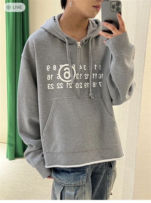 Maison Margiela 메종마르지엘라 MM6 넘버드 로고 프린트 반집업 후디 레플리카 25번 이미지 - 의류 | 세미샵 레플리카 사이트