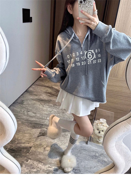 Maison Margiela 메종마르지엘라 MM6 넘버드 로고 프린트 반집업 후디 레플리카 27번 이미지 - 의류 | 세미샵 레플리카 사이트