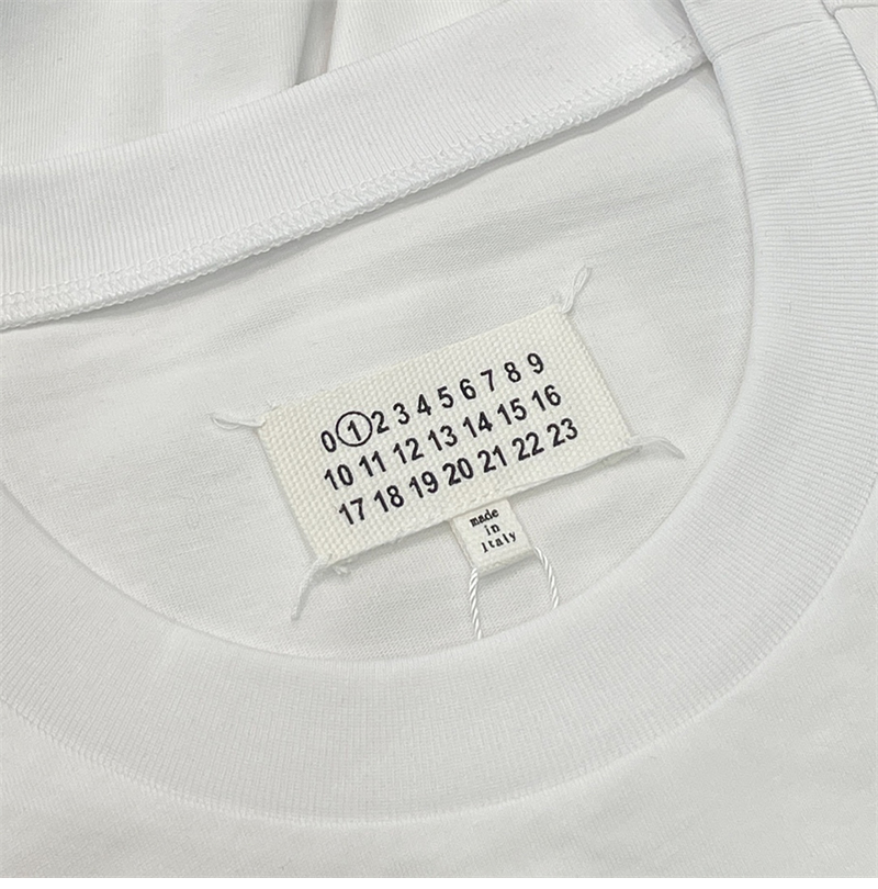 Maison Margiela 메종마르지엘라 MM6 시그니처 520 넘버 반팔 티셔츠 레플리카 18번 이미지 - 의류 | 세미샵 레플리카 사이트