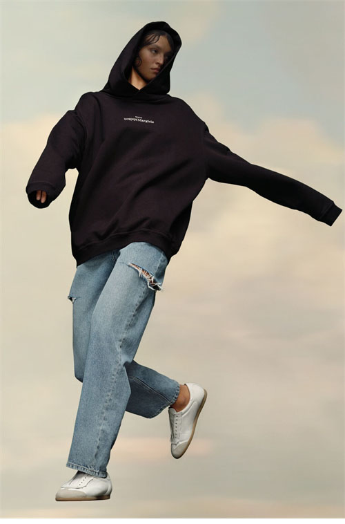 Maison Margiela 메종마르지엘라 MM6 업사이드 다운 자수 로고 후디 2컬러 레플리카 2번 이미지 - 의류 | 세미샵 레플리카 사이트