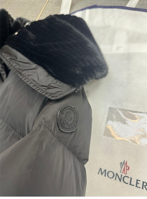 Moncler 몽클레어 브루노 Bruneaux 벨티드 패딩 다운 코트 레플리카 15번 이미지 - 의류 | 세미샵 레플리카 사이트