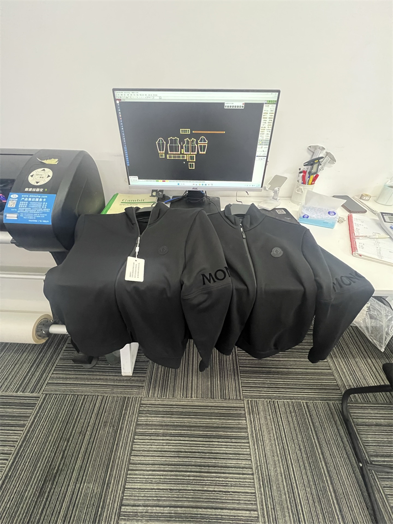 Moncler 몽클레어 블랙 와펜 아플리케 집업 자켓 레플리카 23번 이미지 - 의류 | 세미샵 레플리카 사이트