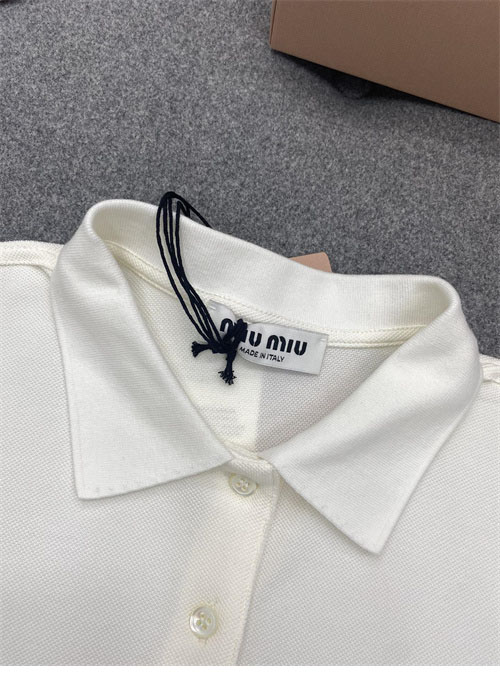 Miu Miu 미우미우 로고 자수 폴로 셔츠 2컬러 레플리카 12번 이미지 - 의류 | 세미샵 레플리카 사이트
