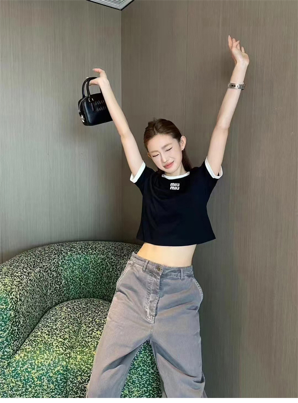 Miu Miu 미우미우 로고 24ss 크루넥 반팔 티셔츠 레플리카 6번 이미지 - 의류 | 세미샵 레플리카 사이트