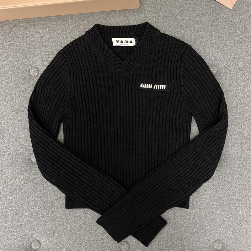 Miu Miu 미우미우 브이넥 리브드 울 크롭 니트 스웨터 레플리카 1번 이미지 - 의류 | 세미샵 레플리카 사이트