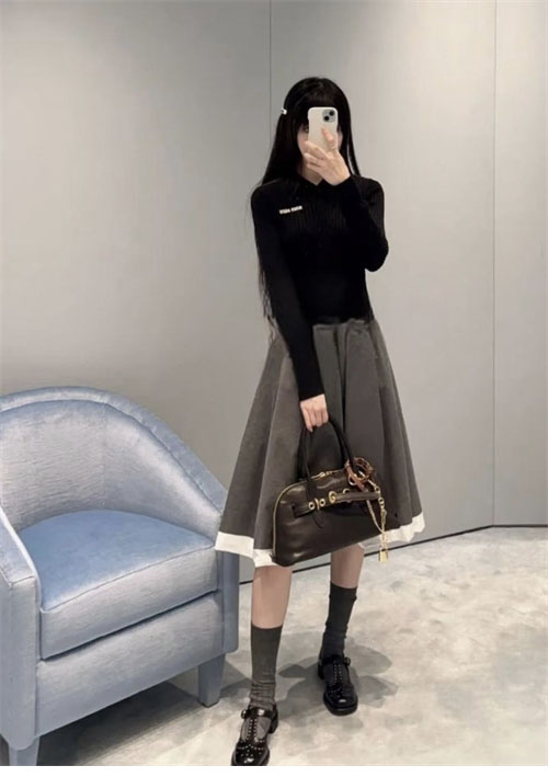 Miu Miu 미우미우 브이넥 리브드 울 크롭 니트 스웨터 레플리카 2번 이미지 - 의류 | 세미샵 레플리카 사이트