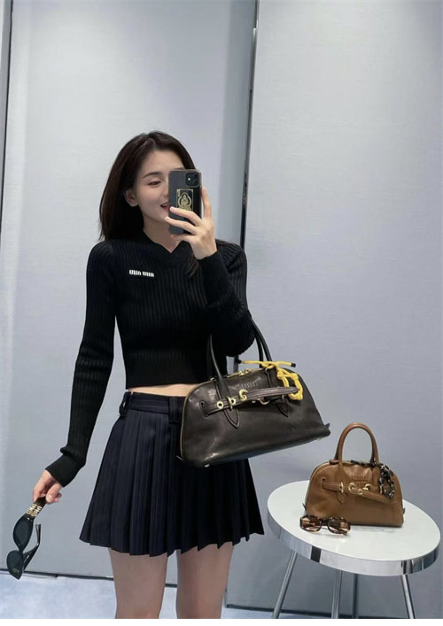 Miu Miu 미우미우 브이넥 리브드 울 크롭 니트 스웨터 레플리카 3번 이미지 - 의류 | 세미샵 레플리카 사이트