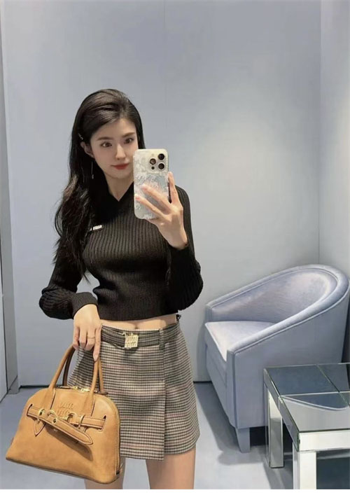 Miu Miu 미우미우 브이넥 리브드 울 크롭 니트 스웨터 레플리카 4번 이미지 - 의류 | 세미샵 레플리카 사이트