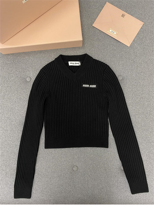 Miu Miu 미우미우 브이넥 리브드 울 크롭 니트 스웨터 레플리카 5번 이미지 - 의류 | 세미샵 레플리카 사이트