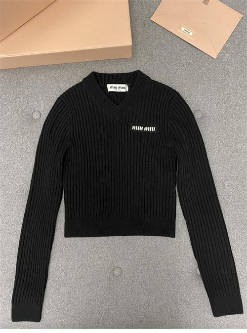 Miu Miu 미우미우 브이넥 리브드 울 크롭 니트 스웨터 레플리카 6번 이미지 - 의류 | 세미샵 레플리카 사이트