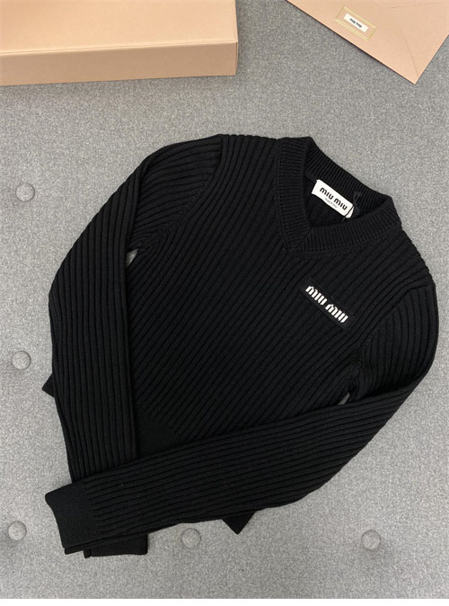 Miu Miu 미우미우 브이넥 리브드 울 크롭 니트 스웨터 레플리카 7번 이미지 - 의류 | 세미샵 레플리카 사이트