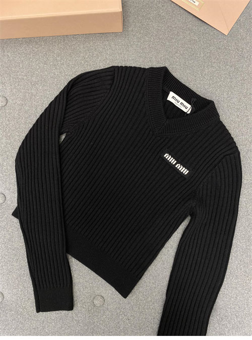 Miu Miu 미우미우 브이넥 리브드 울 크롭 니트 스웨터 레플리카 8번 이미지 - 의류 | 세미샵 레플리카 사이트