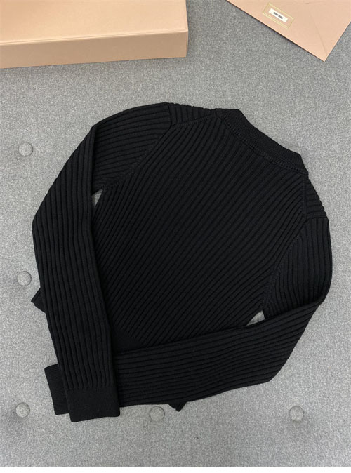 Miu Miu 미우미우 브이넥 리브드 울 크롭 니트 스웨터 레플리카 10번 이미지 - 의류 | 세미샵 레플리카 사이트