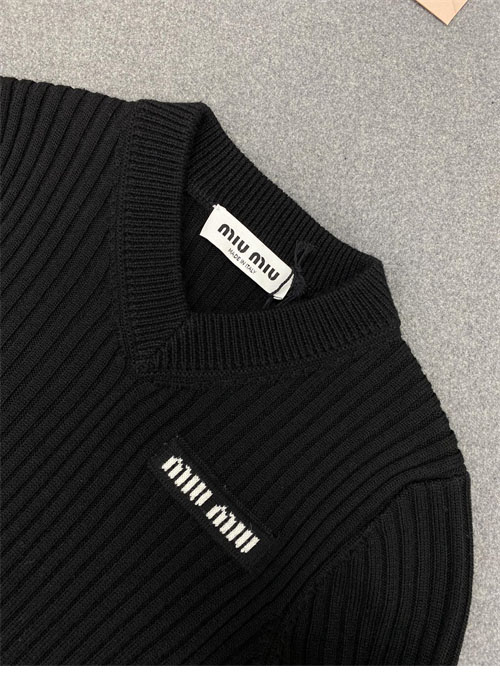 Miu Miu 미우미우 브이넥 리브드 울 크롭 니트 스웨터 레플리카 13번 이미지 - 의류 | 세미샵 레플리카 사이트