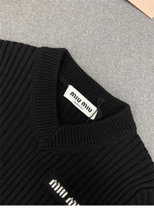 Miu Miu 미우미우 브이넥 리브드 울 크롭 니트 스웨터 레플리카 14번 이미지 - 의류 | 세미샵 레플리카 사이트