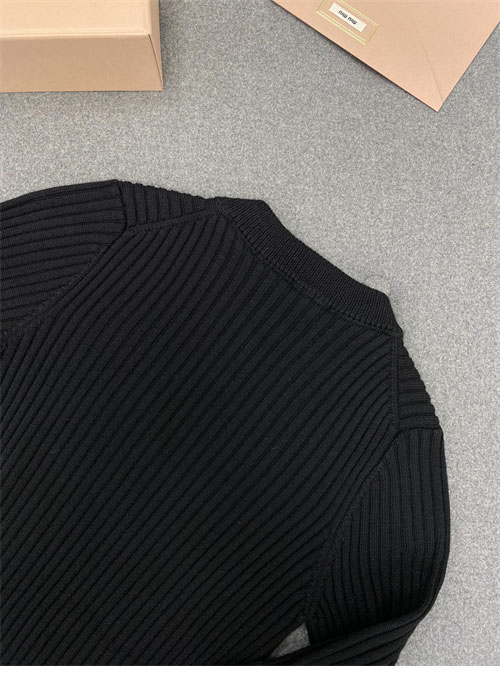 Miu Miu 미우미우 브이넥 리브드 울 크롭 니트 스웨터 레플리카 15번 이미지 - 의류 | 세미샵 레플리카 사이트