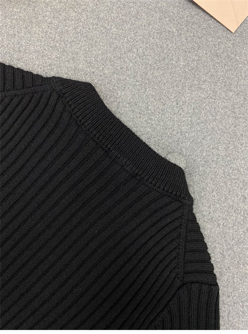 Miu Miu 미우미우 브이넥 리브드 울 크롭 니트 스웨터 레플리카 16번 이미지 - 의류 | 세미샵 레플리카 사이트