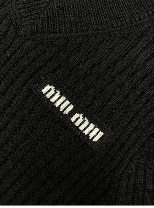 Miu Miu 미우미우 브이넥 리브드 울 크롭 니트 스웨터 레플리카 17번 이미지 - 의류 | 세미샵 레플리카 사이트