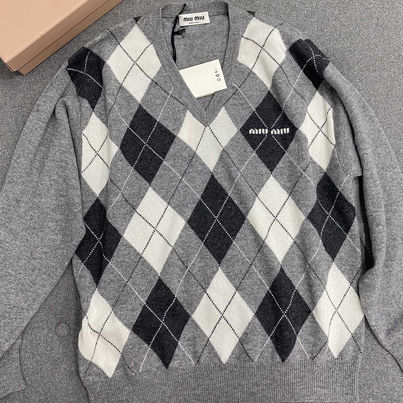 Miu Miu 미우미우 아가일 캐시미어 V넥 니트 스웨터 레플리카 1번 이미지 - 의류 | 세미샵 레플리카 사이트