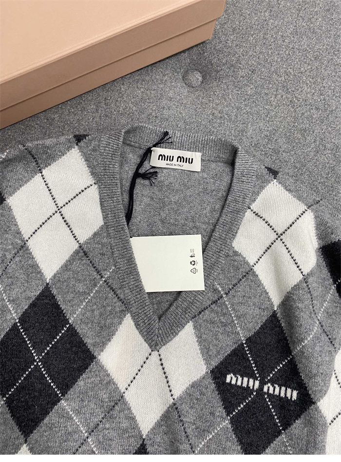 Miu Miu 미우미우 아가일 캐시미어 V넥 니트 스웨터 레플리카 7번 이미지 - 의류 | 세미샵 레플리카 사이트