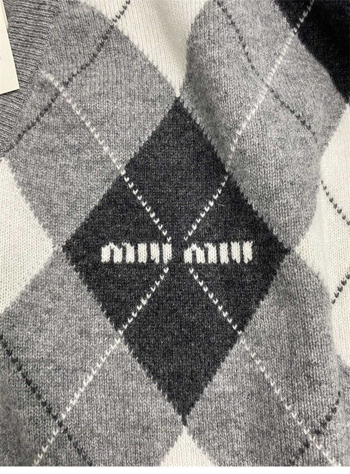 Miu Miu 미우미우 아가일 캐시미어 V넥 니트 스웨터 레플리카 9번 이미지 - 의류 | 세미샵 레플리카 사이트