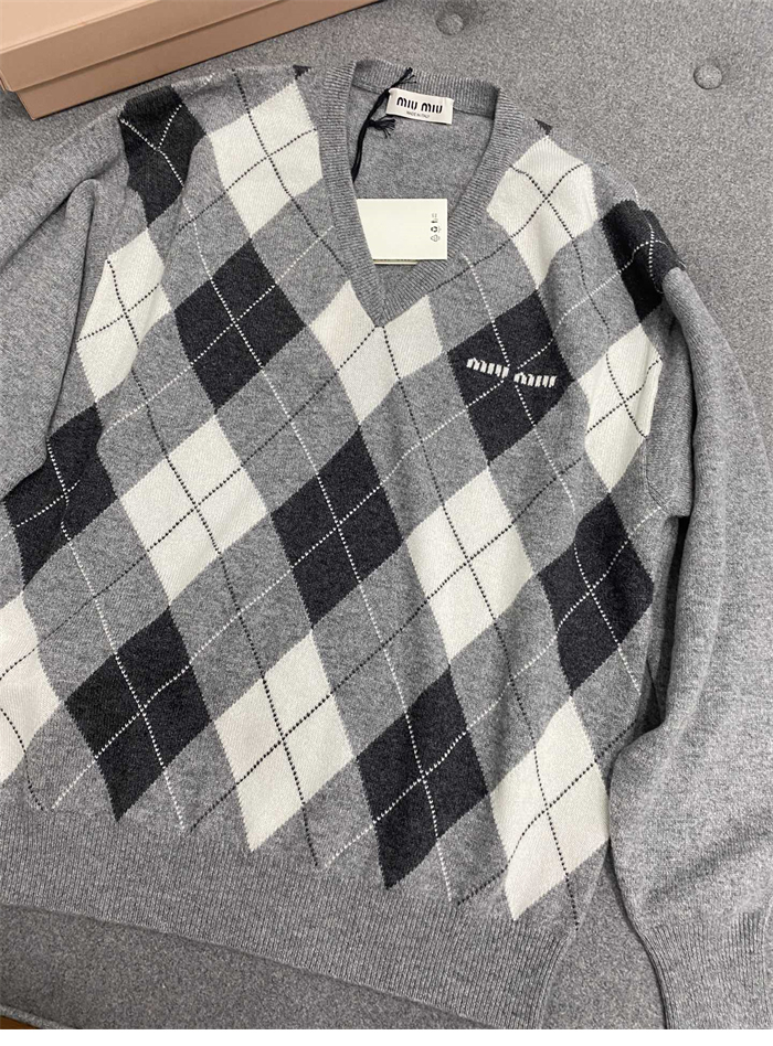 Miu Miu 미우미우 아가일 캐시미어 V넥 니트 스웨터 레플리카 11번 이미지 - 의류 | 세미샵 레플리카 사이트