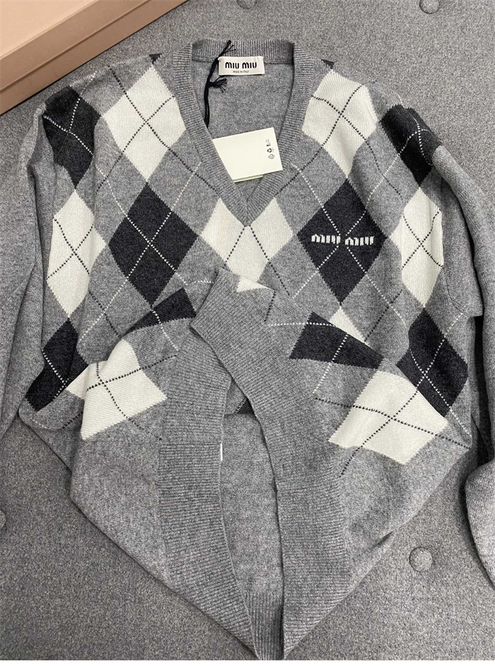 Miu Miu 미우미우 아가일 캐시미어 V넥 니트 스웨터 레플리카 12번 이미지 - 의류 | 세미샵 레플리카 사이트