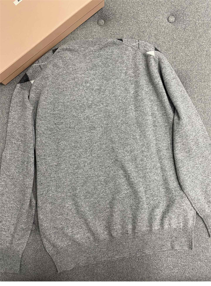 Miu Miu 미우미우 아가일 캐시미어 V넥 니트 스웨터 레플리카 13번 이미지 - 의류 | 세미샵 레플리카 사이트