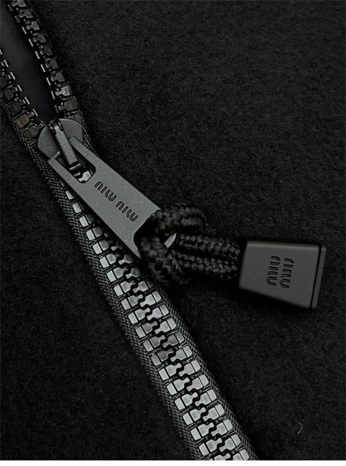 Miu Miu 미우미우 자수 로고 오버사이즈 플리스 반집업 스웨트셔츠 레플리카 5번 이미지 - 의류 | 세미샵 레플리카 사이트