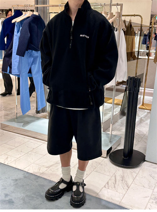 Miu Miu 미우미우 자수 로고 오버사이즈 플리스 반집업 스웨트셔츠 레플리카 15번 이미지 - 의류 | 세미샵 레플리카 사이트