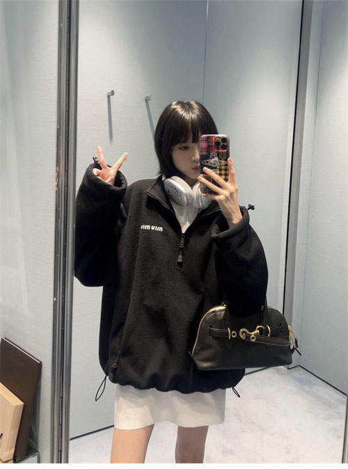 Miu Miu 미우미우 자수 로고 오버사이즈 플리스 반집업 스웨트셔츠 레플리카 22번 이미지 - 의류 | 세미샵 레플리카 사이트