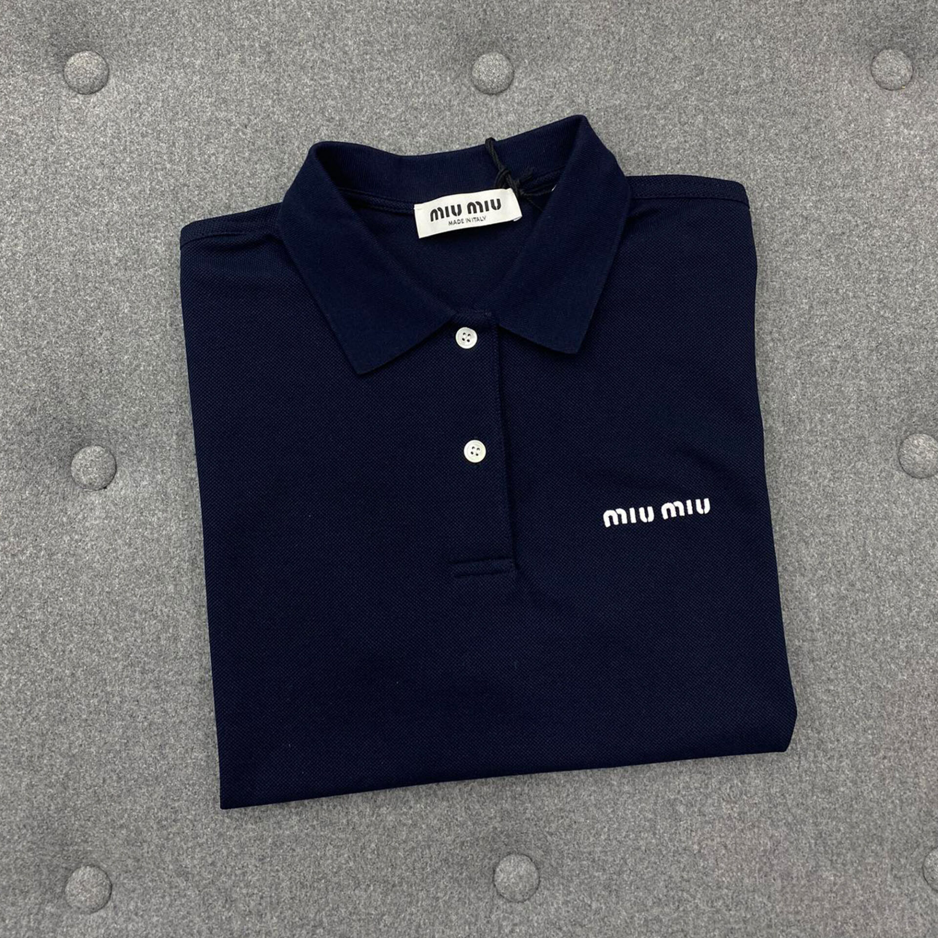 Miu Miu 미우미우 자수 로고 코튼 피케 폴로 반팔 셔츠 “2COLOR” 레플리카 1번 이미지 - 의류 | 세미샵 레플리카 사이트