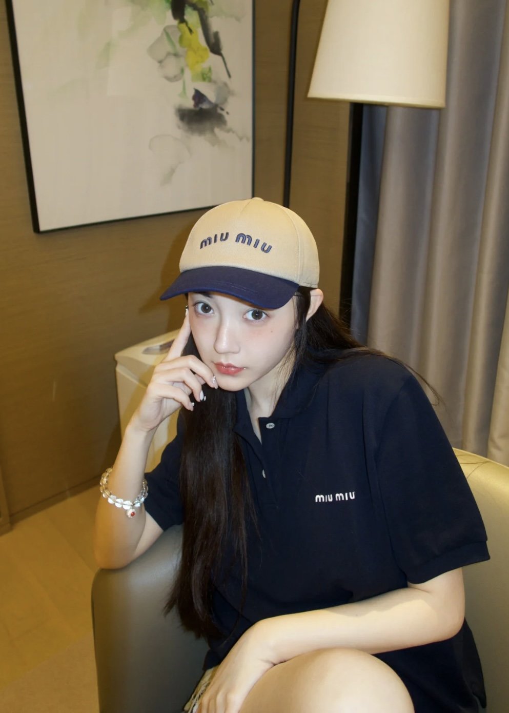 Miu Miu 미우미우 자수 로고 코튼 피케 폴로 반팔 셔츠 “2COLOR” 레플리카 2번 이미지 - 의류 | 세미샵 레플리카 사이트